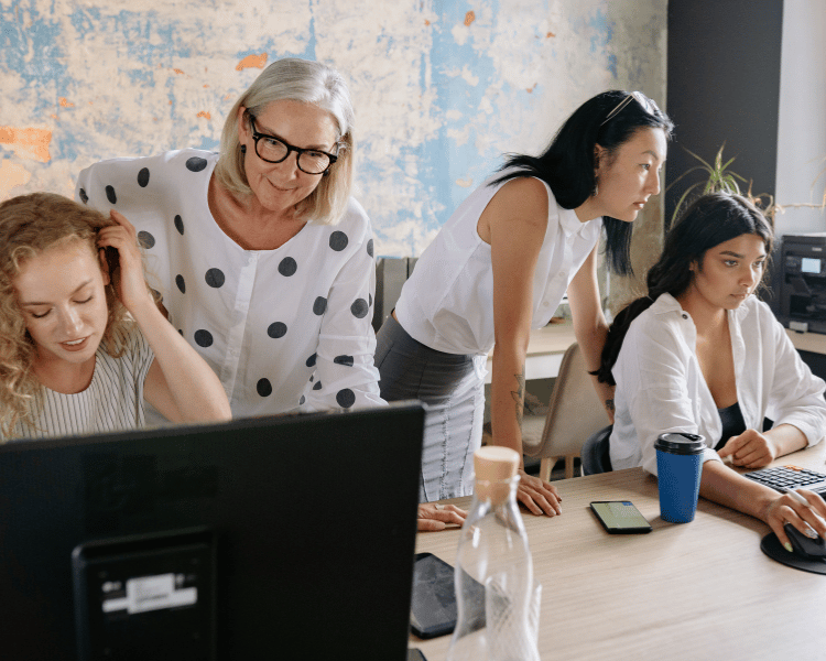 mujeres trabajando en oficina de tecologias