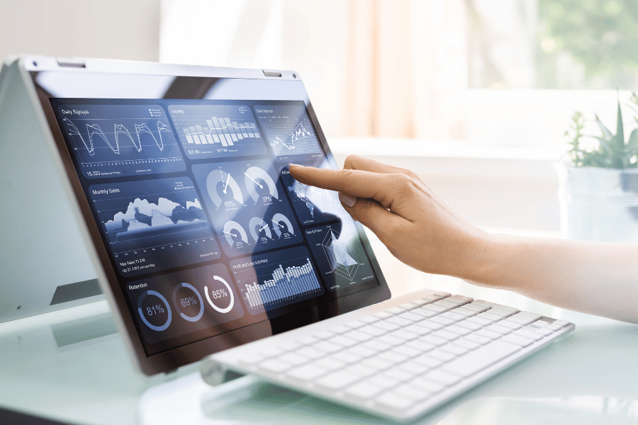 computadora con un panel de SEO